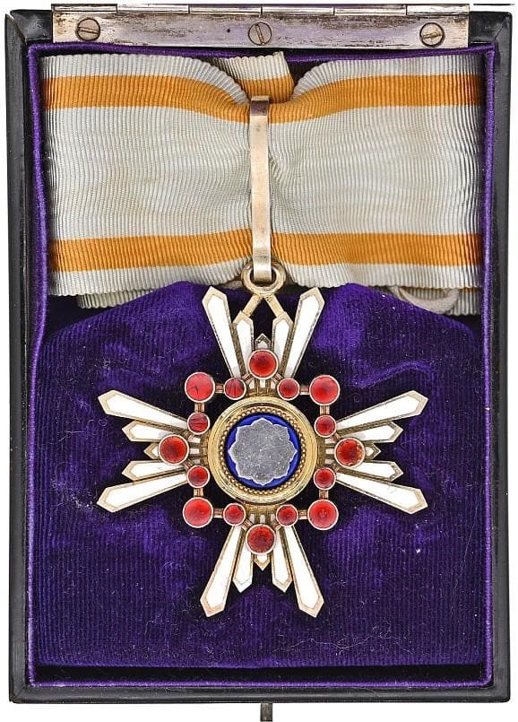 3rd class Sacred Treasure Order  with mark 幣.jpg