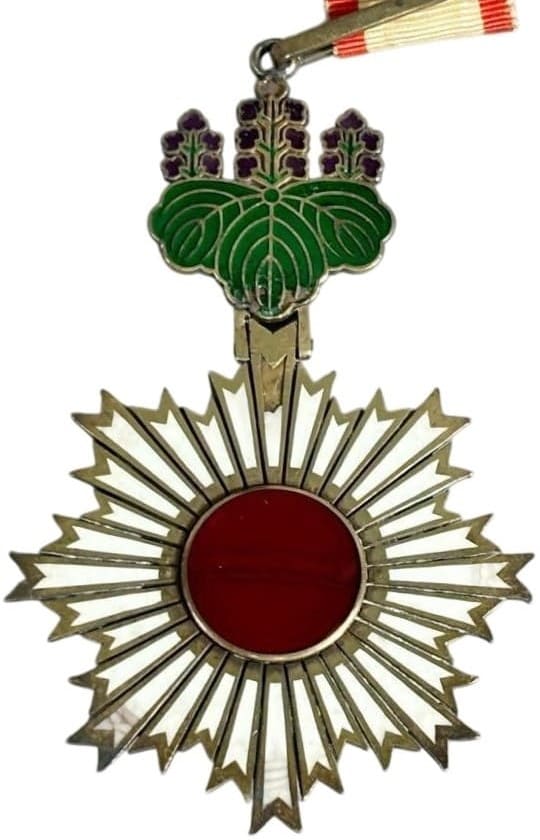 3rd Order of Rising Sun  in Early Rounded Lacquer Case.jpg