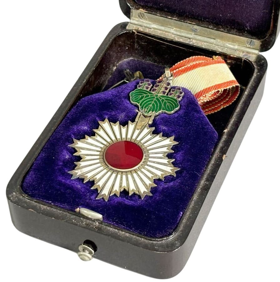 3rd  Order of Rising Sun in Early Rounded Lacquer Case.jpg