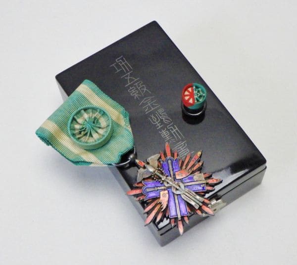 4th class Golden Kite order with Combined Button Rosette.jpg