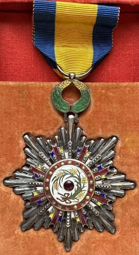 4th class  Order of Precious Brilliant Golden Grain  四等寳光嘉禾勲章.jpg