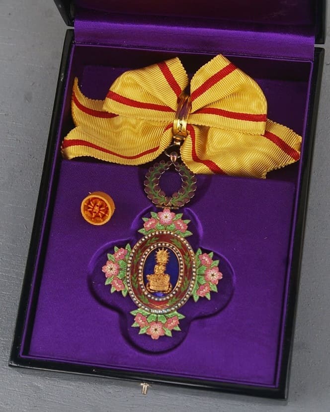 4th Class Order of  the Precious Crown 勲四等宝冠章.jpg