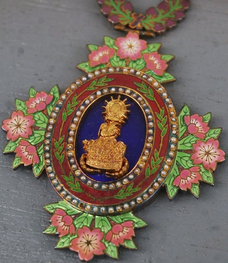 4th  Class Order of the Precious Crown 勲四等宝冠章.jpg