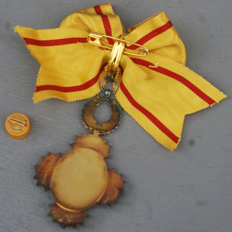 4th Class Order of  the  Precious Crown 勲四等宝冠章.jpg