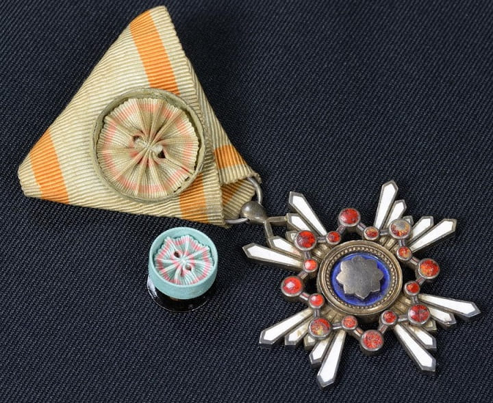 4th class  Sacred  Treasure Order marked  ナ.jpg