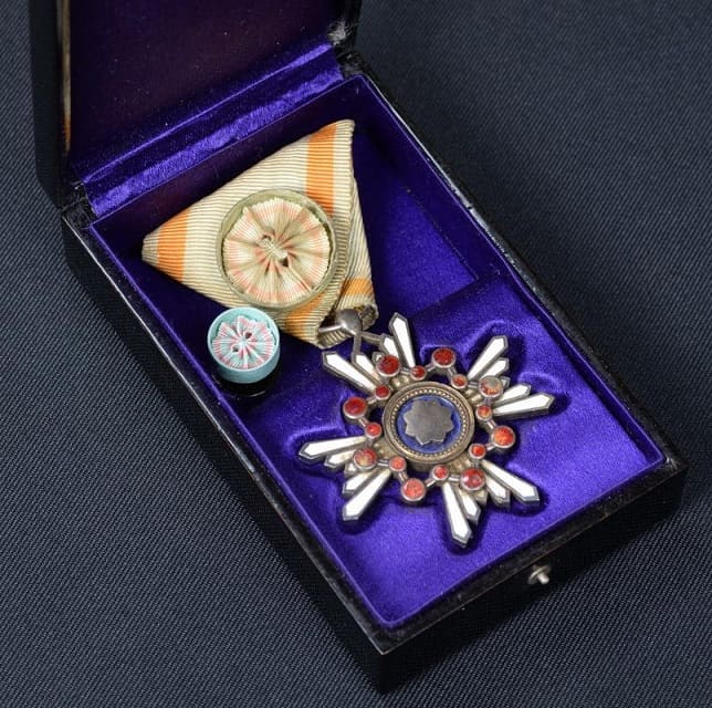 4th class Sacred Treasure Order  marked  ナ.jpg