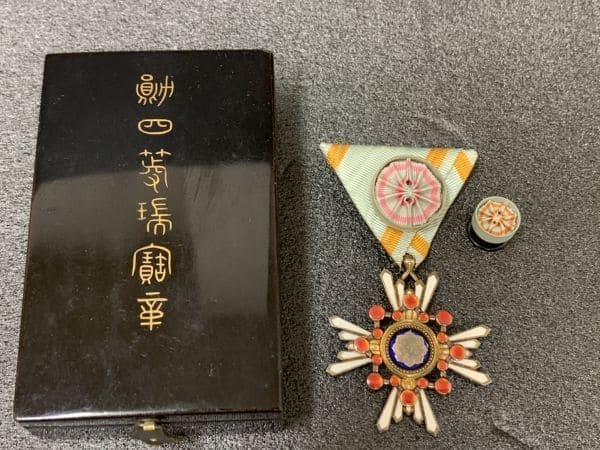 4th class  Sacred  Treasure order with mark 美.jpg
