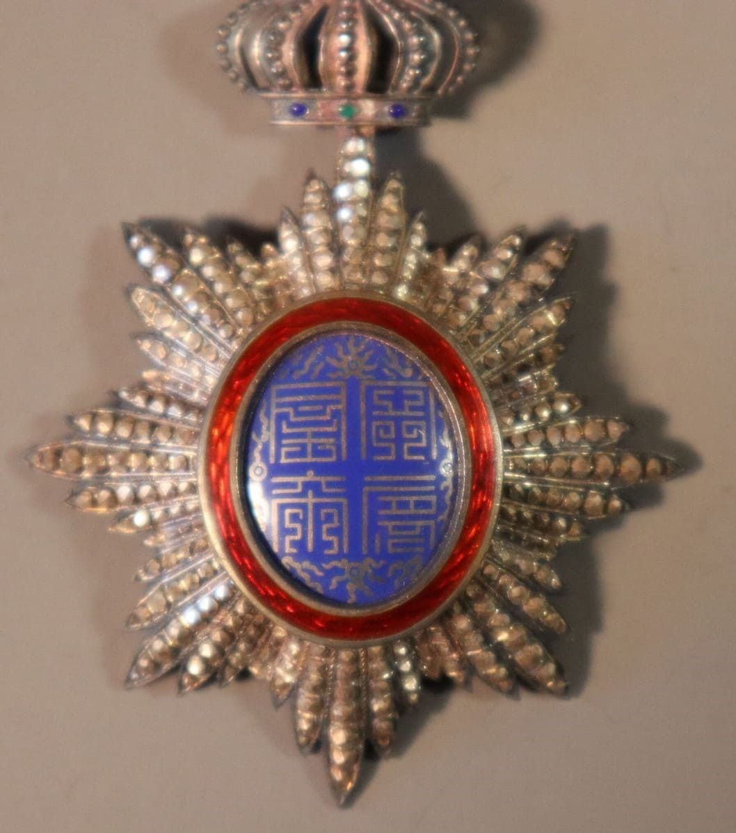 5th class Knight  badge.jpg