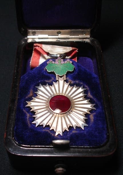 5th  class Order of Rising Sun in Early Rounded Lacquer Cases.jpg