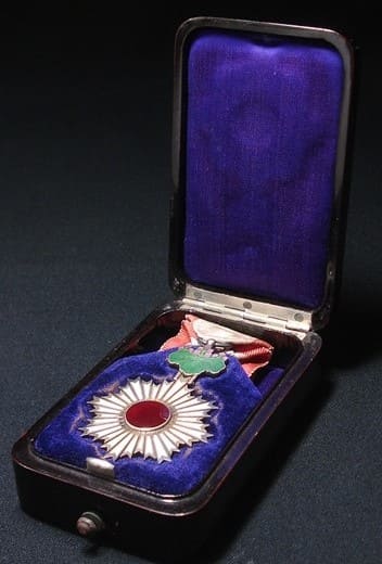 5th class Order of Rising Sun in Early Rounded  Lacquer  Cases.jpg