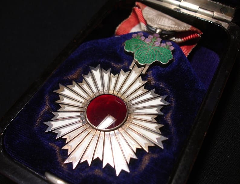 5th class Order of Rising  Sun  in Early Rounded Lacquer Cases.jpg
