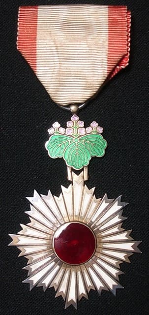 5th class Order of Rising Sun in Early Rounded Lacquer Cases.jpg
