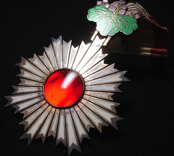 5th class Order  of Rising Sun in  Early Rounded Lacquer Cases.jpg