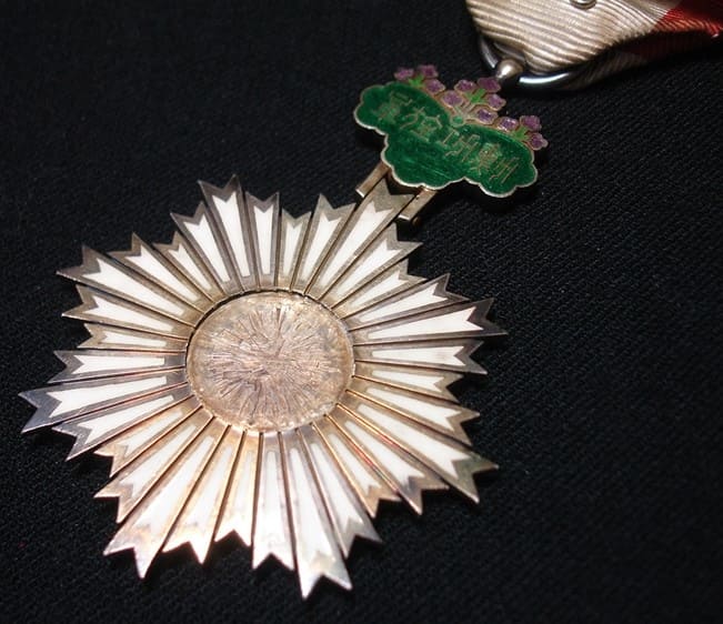 5th class Order of Rising Sun in Early Rounded  Lacquer Cases.jpg