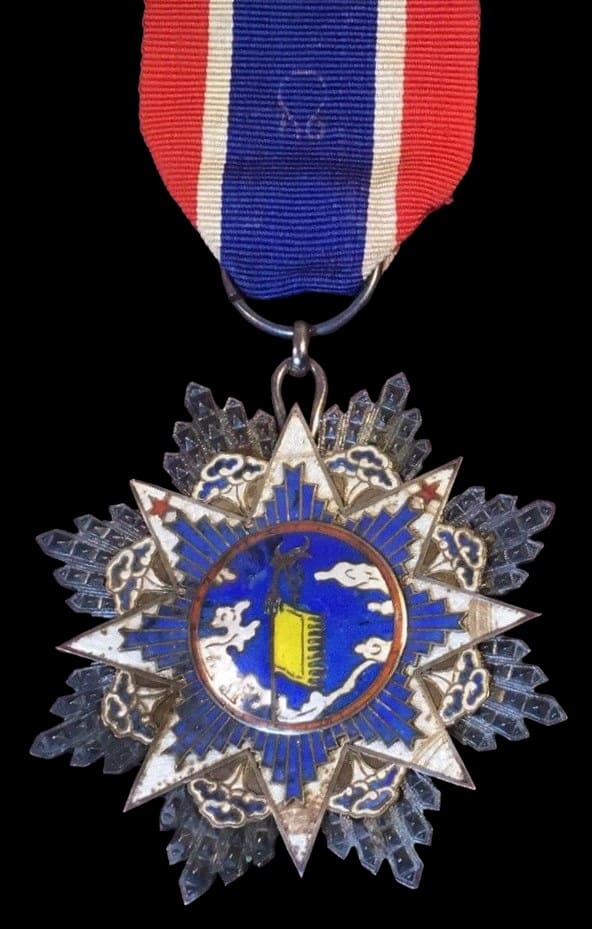 5th class Order of the Cloud and Banner No.285.jpg