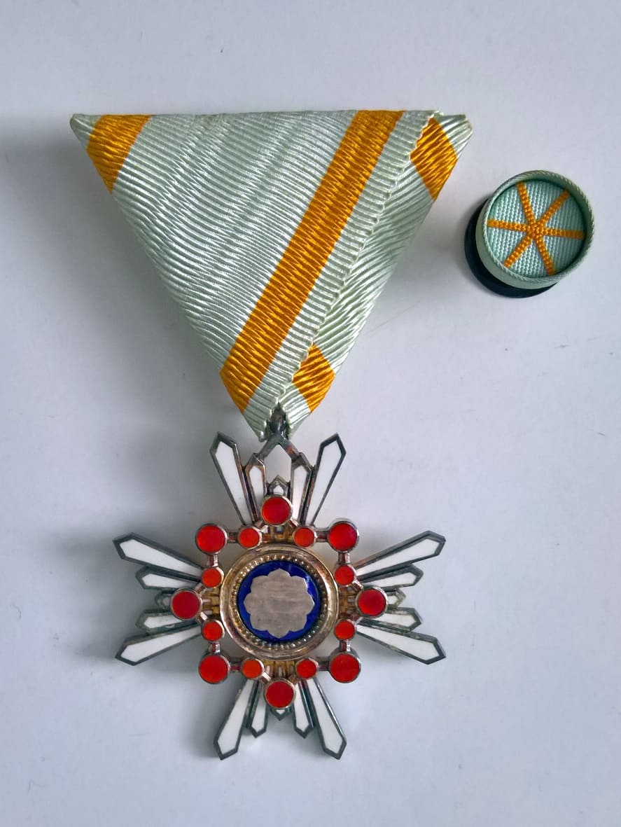 5th class Sacred  Treasure order  with mark 美.jpg