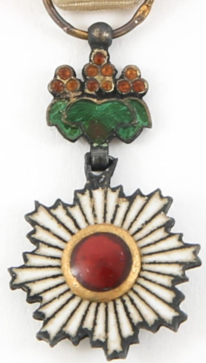 6th class Order of Rising Sun Miniature.jpg