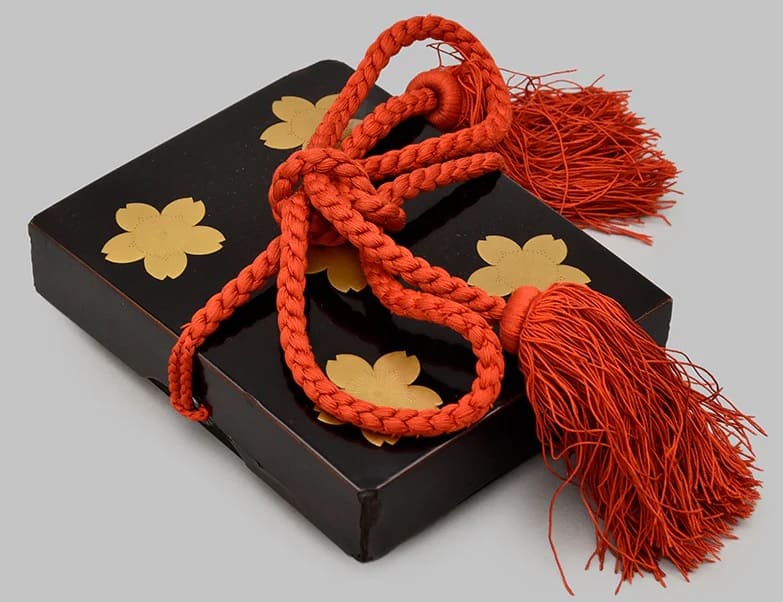 6th class Precious Crown order from Meiji era with case for foreigners.jpg