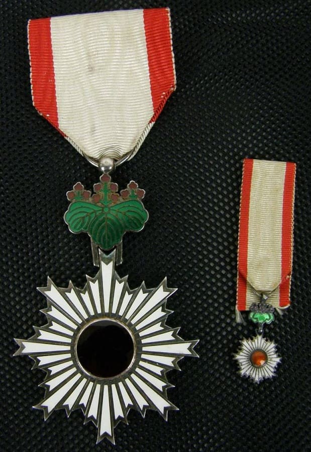 6th class Rising Sun order  with Field Cases.jpg