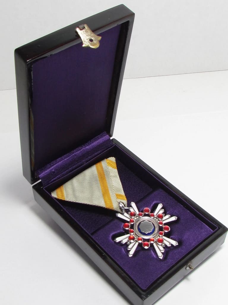 6th class  Sacred Treasure order marked M.jpg
