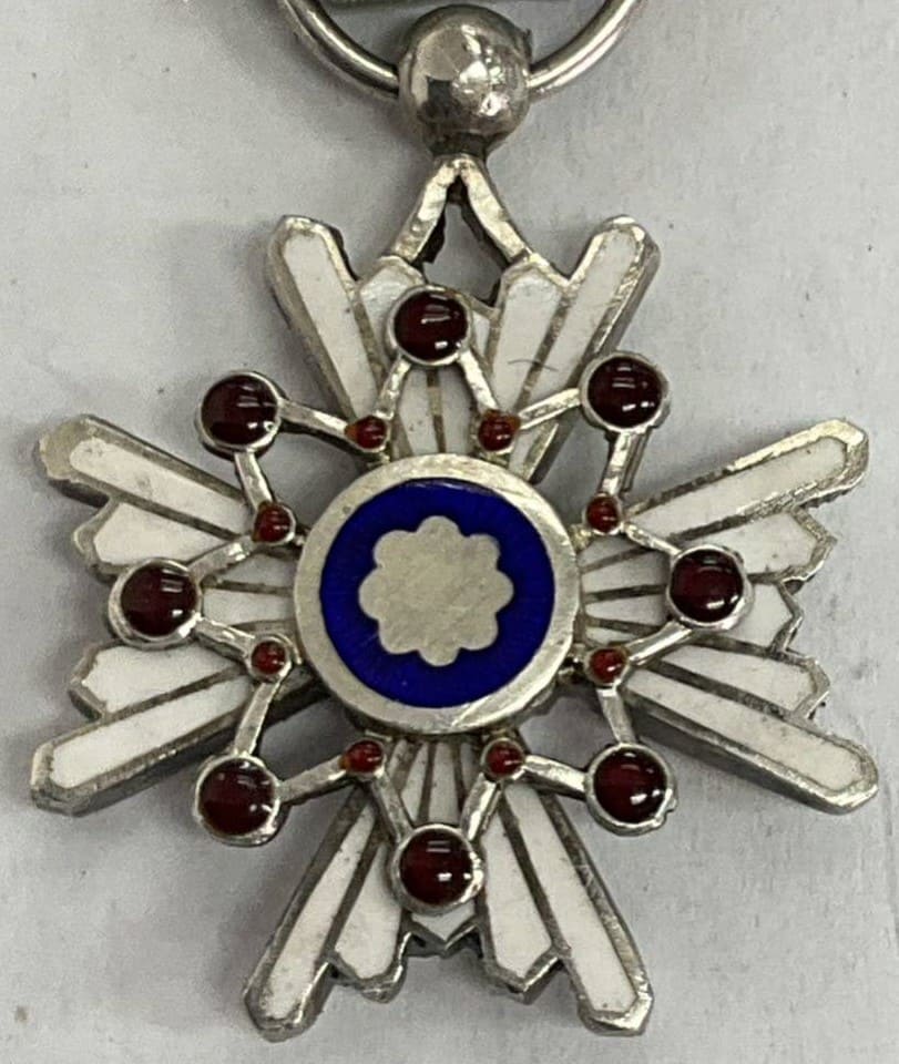 6th class Sacred Treasure order miniature.jpg