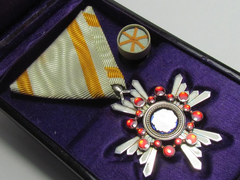 6th class  Sacred Treasure Order with mark 幣.jpg