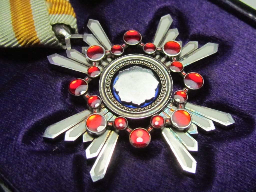6th  class Sacred Treasure Order with mark 幣.jpg