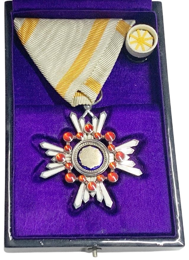 6th class Sacred  Treasure order with mark 幣.jpg