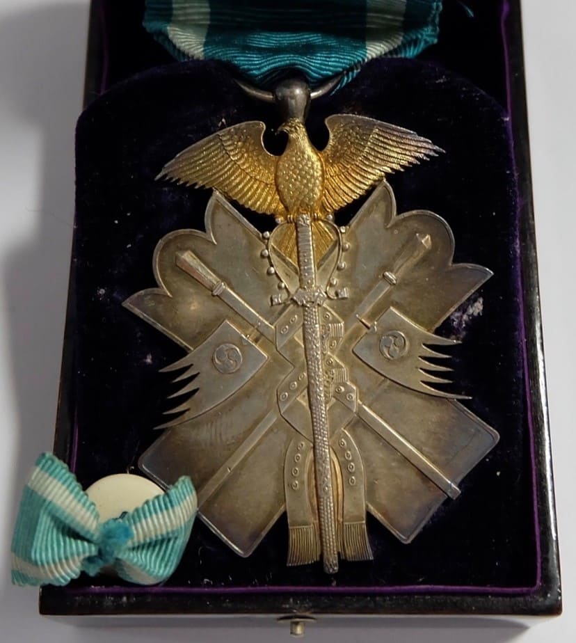 7th class Golden Kite Triangle Wing issued for  the Siege of Tsingtao.jpg