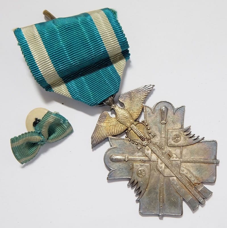7th class Order  of Golden   Kite with  mark 美.jpg