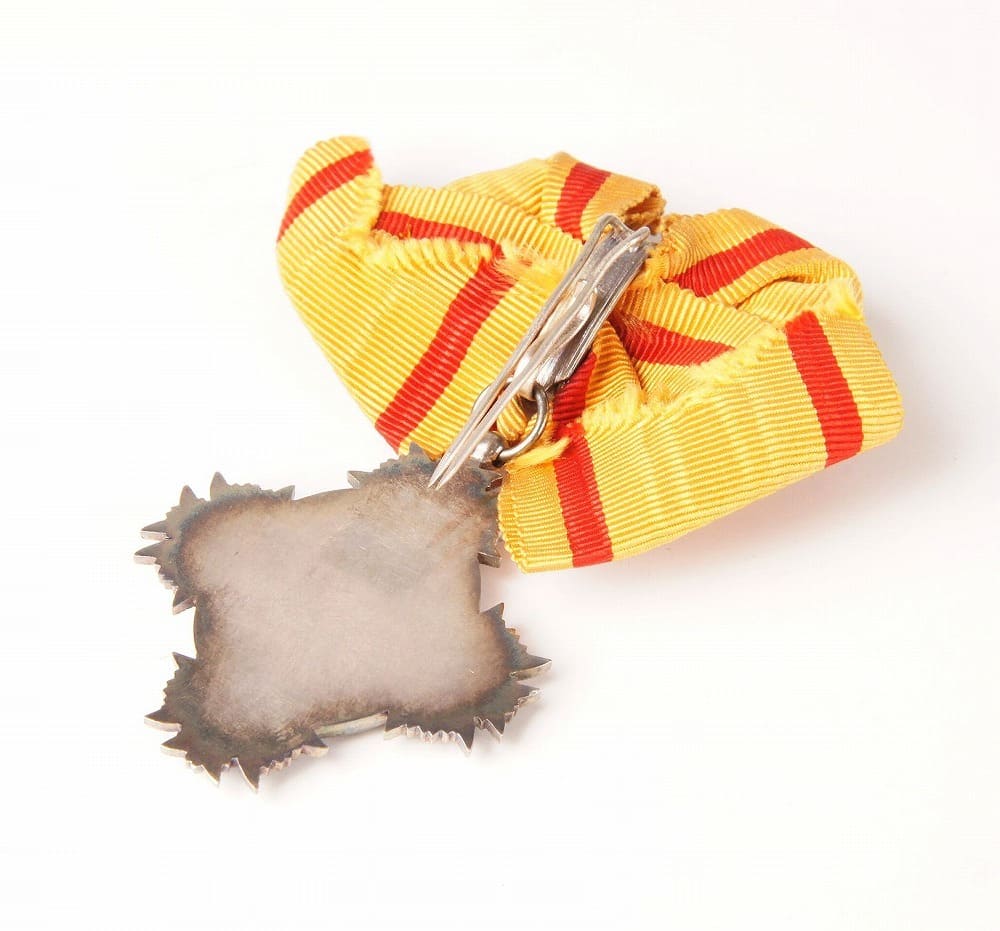 7th Class Order of the Precious  Crown 勲七等宝冠章.jpg