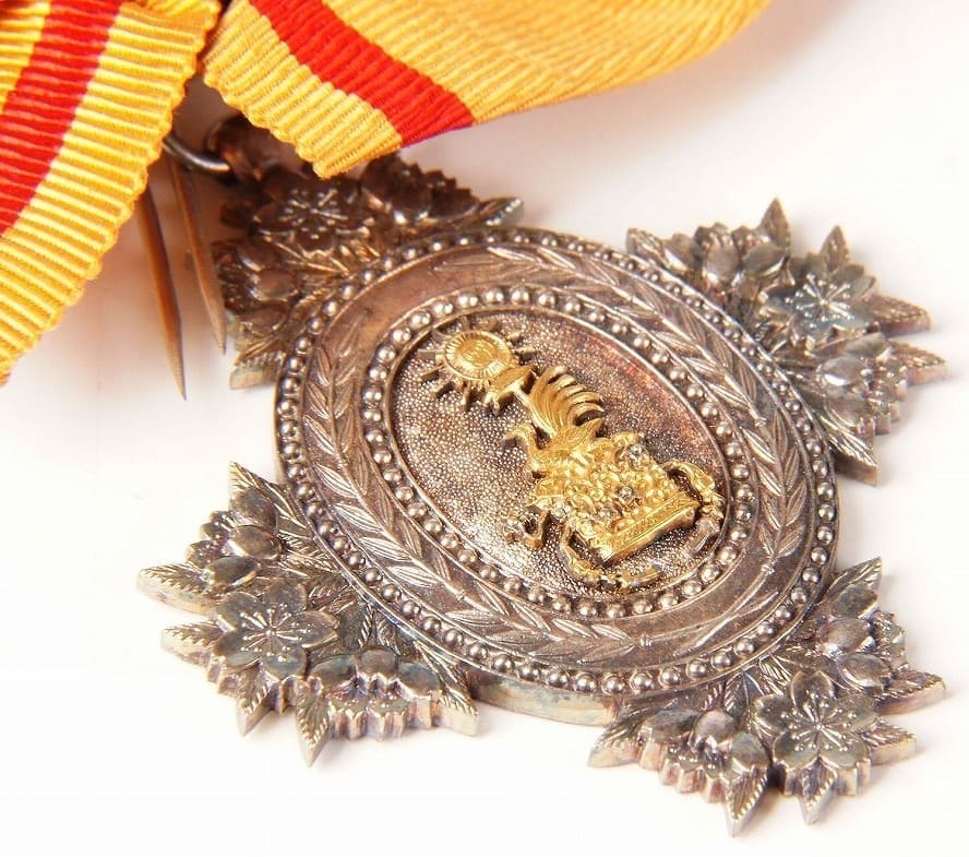 7th Class  Order of the Precious Crown 勲七等宝冠章.jpg