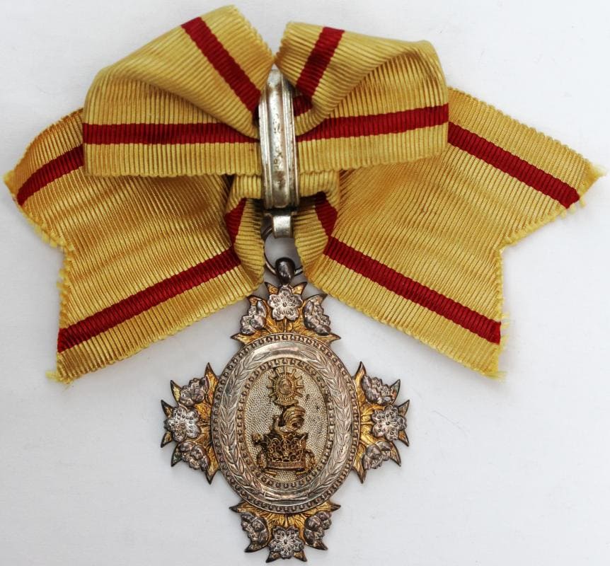 7th Class Order of the Precious Crown 勲七等宝冠章.jpg