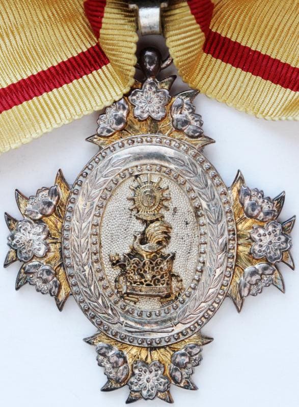 7th  Class Order of the Precious Crown 勲七等宝冠章.jpg