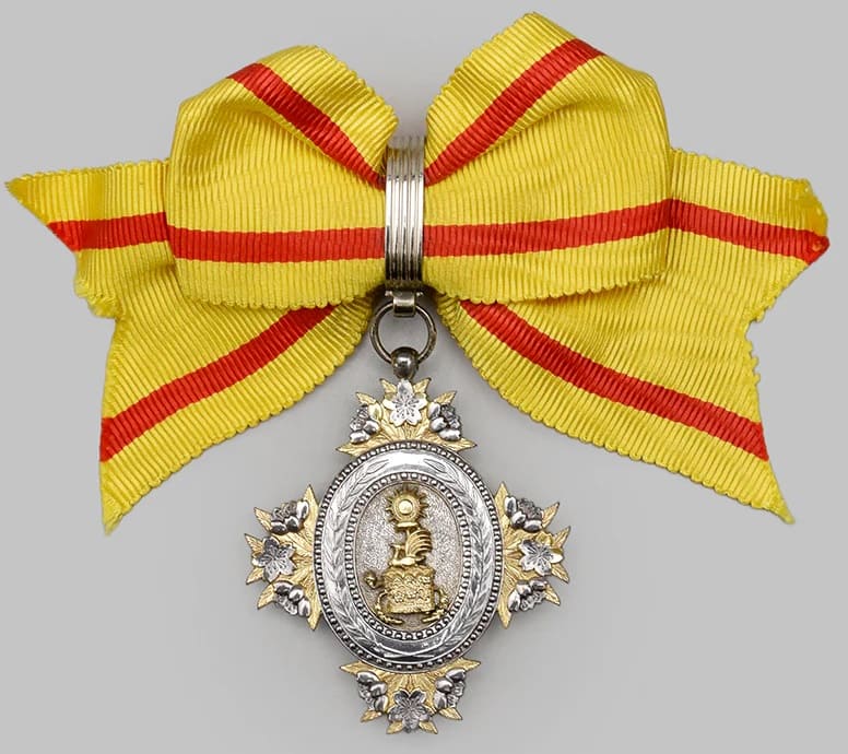7th Class Order of the Precious  Crown 勲七等宝冠章.jpg