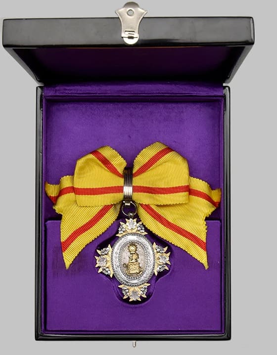 7th Class  Order of the Precious Crown 勲七等宝冠章.jpg