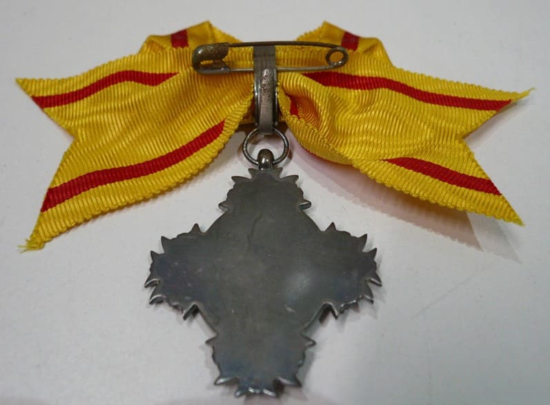 7th  Class Order of the Precious Crown 勲七等宝冠章.jpg