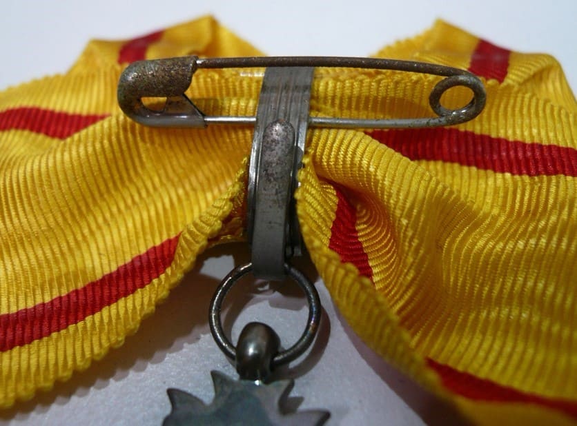 7th Class Order  of the Precious Crown 勲七等宝冠章.jpg