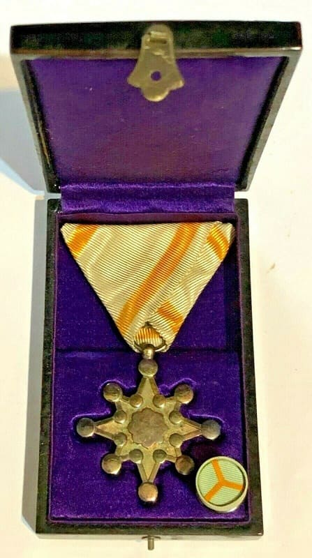 7th  class Order of the Sacred Treasure with mark 幣.jpg