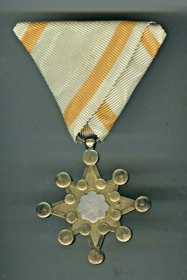 7th class Order  of the Sacred Treasure with mark 幣.jpg