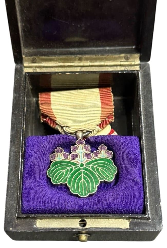 7th  class Rising Sun Order in Early Square Lacquer Case from 1878.jpg