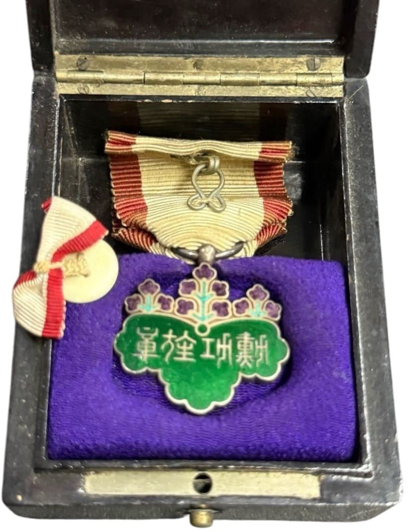 7th class Rising  Sun Order in Early Square Lacquer Case from 1878.jpg
