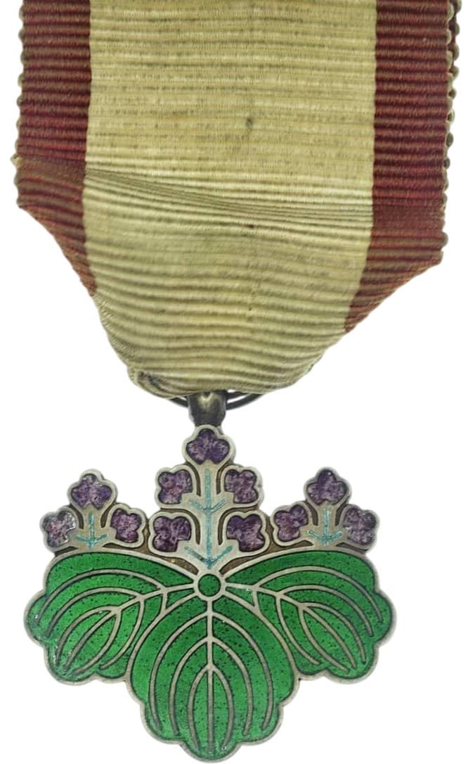 7th class Rising  Sun Order in  Early Square Lacquer Case.jpg