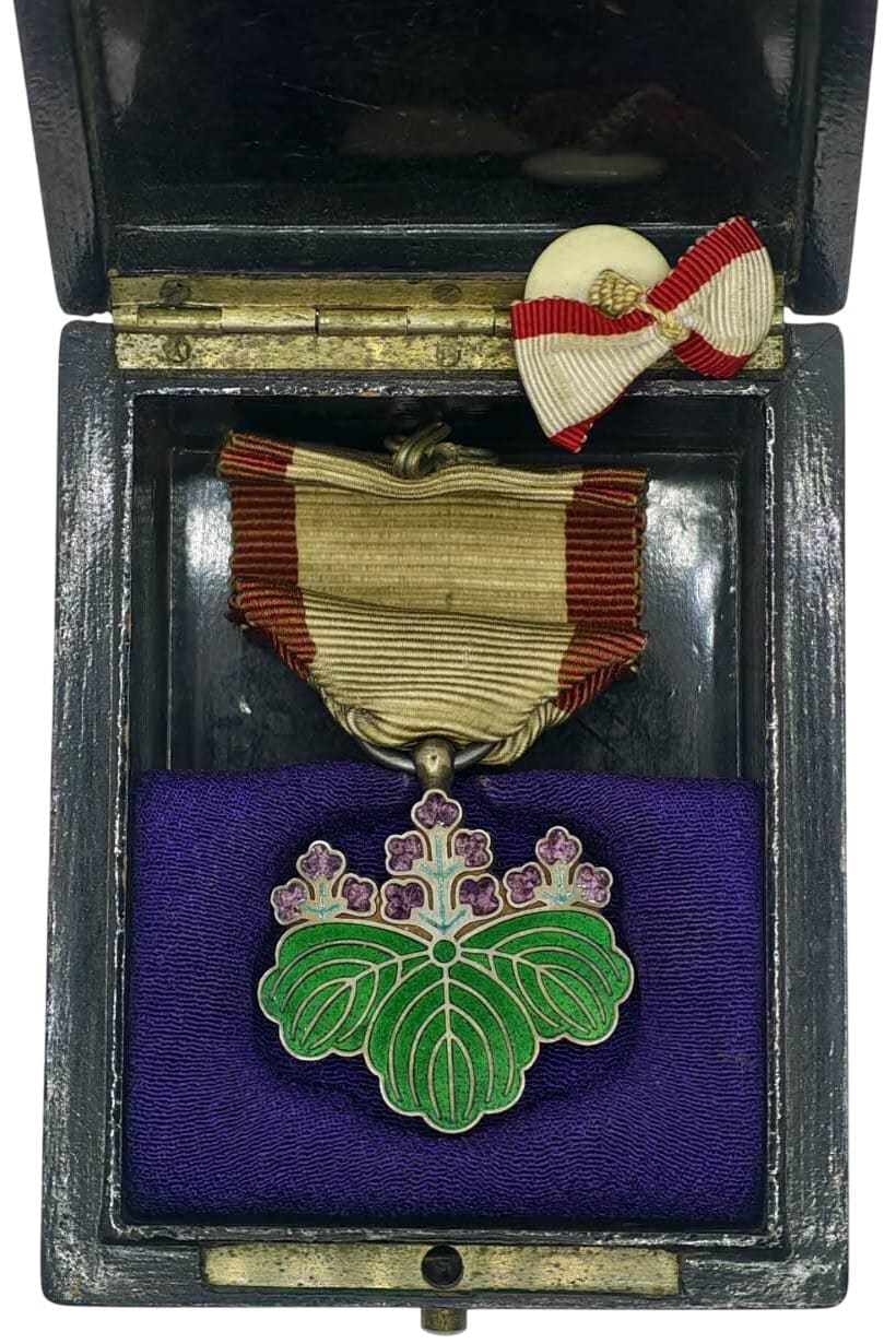 7th  class Rising Sun Order in Early Square Lacquer Case.jpg