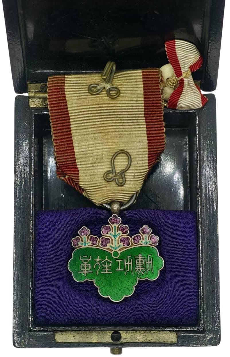 7th class Rising  Sun Order in Early Square Lacquer Case.jpg