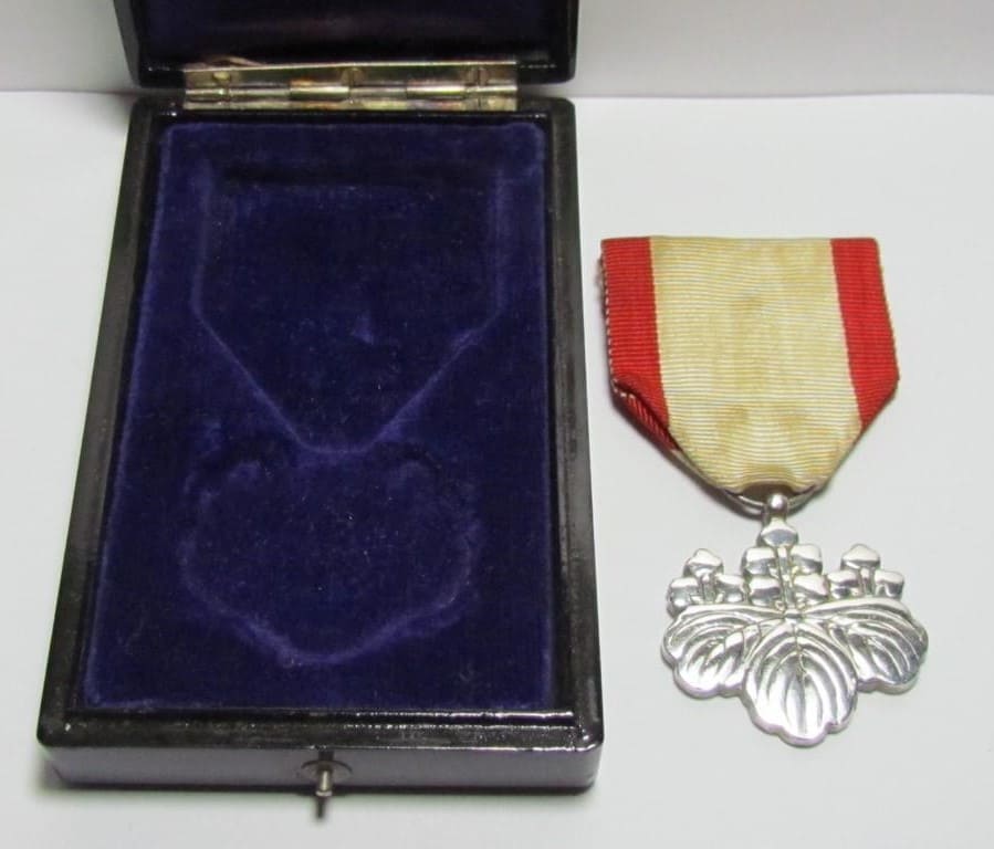 8th class Order  of Rising  Sun with mark ナ.jpg