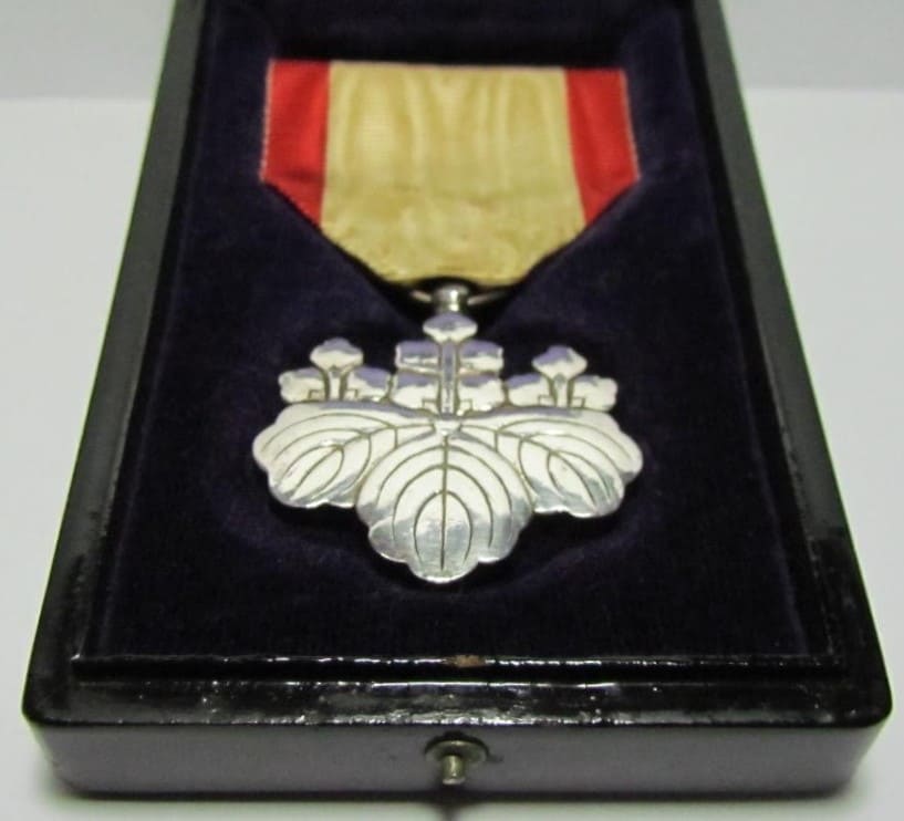 8th class  Order of Rising  Sun with mark  ナ.jpg