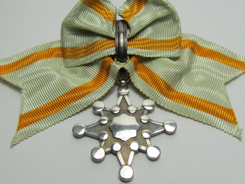 8th class Order of Sacred Treasure with mark ナ.jpg
