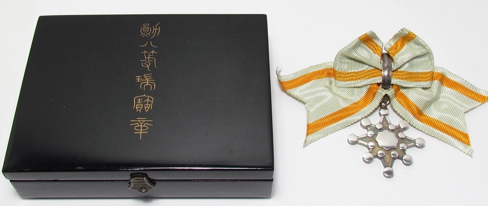 8th class Order of Sacred  Treasure with mark ナ.jpg