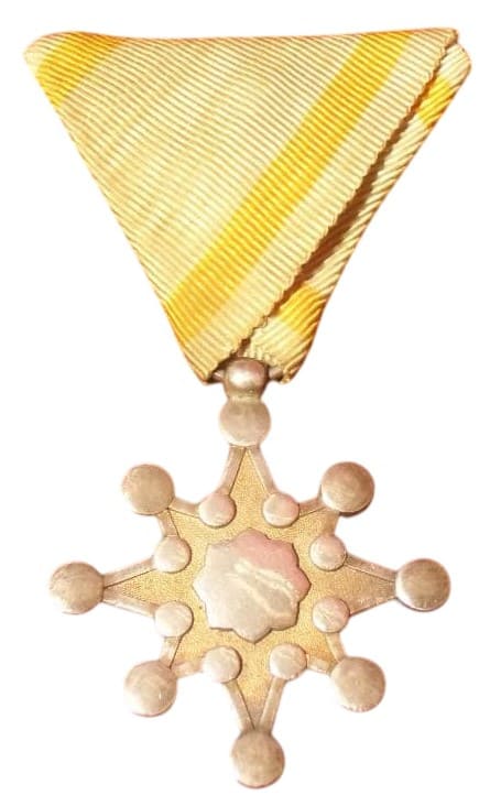 8th class order of the Sacred Treasure with mark ヒ..jpg